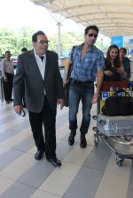 Dharmendra snapped at airport on 18th Dec 2015